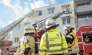 Mehr als 150 Einsatzkräfte waren am Sonntag im Einsatz, um das Feuer zu löschen. - Freitag TV