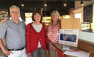 Dr. Johann Malcher (von links), Christine Pons und Regina Suett sammeln im Juli Unterschriften in der Bäckerei Wiebusch an der Bielefelder Straße. - Sven Kienscherf Dr. Johann Malcher (von links), Christine Pons und Regina Suett sammeln im Juli Unterschriften in der Bäckerei Wiebusch an der Bielefelder Straße. - Sven Kienscherf