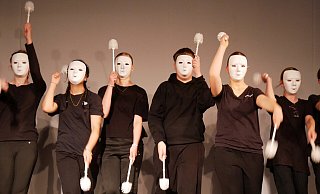 Let's go! Mit weißer Neutralmaske und Klobürste. Schülerinnen und Schüler der Jahrgangstufe 7 gestalten Szenencollagen zum Thema "Unterwegs sein" und "Sich auf den Weg machen". - Thomas Krügler