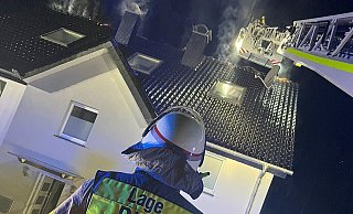 Ein Blitz soll in einen Dachstuhl eines Einfamilienhauses eingeschlagen sein. Die Feuerwehr war rund vier Stunden in Müssen im Einsatz. - Feuerwehr Lage