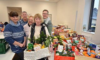 Silvia Bickhoff, Kornelia Siebert, Claudia Lauterbach, Monika Jacobi und Kerstin Schütte (von links) freuen sich über die vielen Weihnachtspakete, die abgegeben werden. - Karin Prignitz