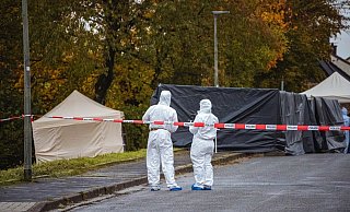 Die Spurensicherung war am Amselweg im Einsatz, nachdem eine Passantin dort eine Leiche gefunden hatte. - Freitag-TV