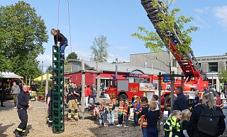 Kistenklettern ist beim ersten Kreis-Kinderfeuerwehrtag einer der angesagtesten Aufgaben. - Rudi Rudolph