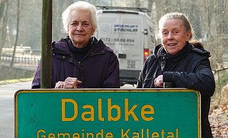 Sigrid Schnülle (links) lebt seit 1949 in Dalbke. Margarete Klemme betreibt den Hofladen in der Siedlung. - Axel Bürger Sigrid Schnülle (links) lebt seit 1949 in Dalbke. Margarete Klemme betreibt den Hofladen in der Siedlung. - Axel Bürger