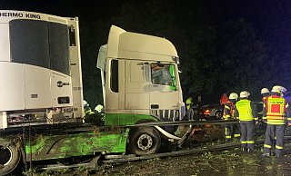 Der Lkw hat sich auf der Mittelleitplanke auf der Autobahn verkeilt und konnte von der Feuerwehr nur mit schwerem Gerät befreit werden. Foto: Feuerwehr Bad Salzuflen - Feuerwehr Bad Salzuflen