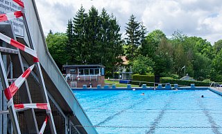 Im Freibad Hiddesen - hier ein Bild aus dem letzten Jahr - und in den anderen drei Badeanstalten werden die Eintrittspreise erhöht, damit die Bäder wirtschaftlicher arbeiten. - Raphael Bartling