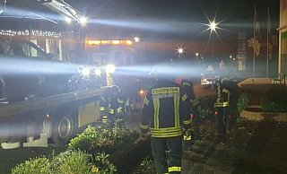 Das beschädigte Fahrzeug wird abgeschleppt - Feuerwehr Schieder-Schwalenberg