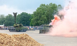 Publikumsmagnet: Kampfpanzer vom Typ „Leopard" zeigten letztmalig im Sommer 2019 beim „Tag der Bundeswehr" ihr Leistungsvermögen. Aufgrund der aktuellen Krisenlage in der Ukraine findet die Großveranstaltung in diesem Jahr in Augustdorf nicht statt. - Bundeswehr