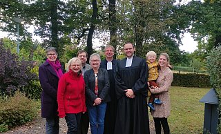 Superintendent Holger Postma (5. v. links) hat Pfarrer Dr. Gregor Bloch (3. v. rechts) in die Pfarrstelle in Leopoldstal eingeführt. Marlis Steffestun, Pfarrerin Bettina Hanke-Postma, Jens Schulz und Regina Wolff (von links) wirkten im Gottesdienst mit. Ehefrau Dr. Alina Bloch und Sohn Henri (rechts) freuen sich ebenfalls auf die gemeinsame Zeit in Leopoldstal. - Kirchengemeinde Leopoldstal Superintendent Holger Postma (5. v. links) hat Pfarrer Dr. Gregor Bloch (3. v. rechts) in die Pfarrstelle in Leopoldstal eingeführt. Marlis Steffestun, Pfarrerin Bettina Hanke-Postma, Jens Schulz und Regina Wolff (von links) wirkten im Gottesdienst mit. Ehefrau Dr. Alina Bloch und Sohn Henri (rechts) freuen sich ebenfalls auf die gemeinsame Zeit in Leopoldstal. - Kirchengemeinde Leopoldstal