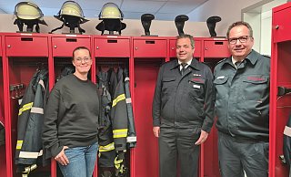 Anna Strüßmann von der Stadt Lemgo, Löschgruppenführer Philipp Heidrich (Mitte) und Lars-Uwe Brede, Leiter der Feuerwehr Lemgo in den neuen Umkleiden im Anbau des Gerätehauses in Wahmbeckerheide. - Nadine Uphoff