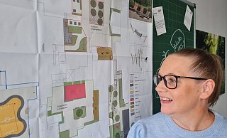 Das ist ein Herzenswunsch: Schulleiterin Monika Precker wünscht sich, dass die Neugestaltung des Schulhofes für die Sekundarschule möglichst schnell vonstatten geht. Immerhin hat sie schon mal einen Plan in ihrem Büro hängen. - Marianne Schwarzer Das ist ein Herzenswunsch: Schulleiterin Monika Precker wünscht sich, dass die Neugestaltung des Schulhofes für die Sekundarschule möglichst schnell vonstatten geht. Immerhin hat sie schon mal einen Plan in ihrem Büro hängen. - Marianne Schwarzer