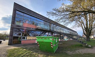 Hier sind die Spuren des Brandes in der Grundschule Knetterheide noch sichtbar. Derzeit laufen die Aufräum- und Reinigungsarbeiten. - Freya Köhring