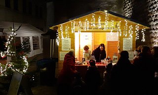 Die Jugendbude auf dem Weihnachtsmarkt in Bösingfeld fand regen Zulauf. - Evangelische Kirchengemeinde Bösingfeld Die Jugendbude auf dem Weihnachtsmarkt in Bösingfeld fand regen Zulauf. - Evangelische Kirchengemeinde Bösingfeld