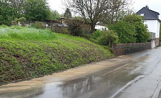Auch einen Tag später lässt sich, wie hier am Herbstweg in Kalldorf, gut erkennen, wie sich die Schlammmassen ihren Weg gebahnt haben. - Gemeinde Kalletal