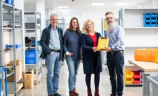 Ortstermin mit Defibrillatoren: Udo Schwens, Stephanie Kleine und Barbara Milde nahmen erfreut drei Defibrillatoren in Empfang, die Marc Petzold von der Firma Weidmüller als Spende überbrachte. - Christine Förster Ortstermin mit Defibrillatoren: Udo Schwens, Stephanie Kleine und Barbara Milde nahmen erfreut drei Defibrillatoren in Empfang, die Marc Petzold von der Firma Weidmüller als Spende überbrachte. - Christine Förster