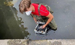Der Tresor wird aus dem Wasser geholt. - Feuerwehr Der Tresor wird aus dem Wasser geholt. - Feuerwehr