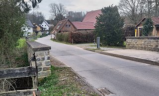 Den Erhalt und Bau der Kreisstraßen, wie hier die Wilberger Straße am Ortseingang Wilberg, hat der Kreis Lippe an das Unternehmen Eiffage abgegeben. - SPD Den Erhalt und Bau der Kreisstraßen, wie hier die Wilberger Straße am Ortseingang Wilberg, hat der Kreis Lippe an das Unternehmen Eiffage abgegeben. - SPD