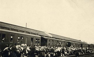 Riga-Deportation am 13. Dezember 1941: Am 10. Dezember 1941 wurden ein Ehepaar und eine Familie aus Detmold nach Bielefeld gebracht. Dort warteten sie drei Tage gemeinsam mit Juden aus dem Regierungsbezirk Minden und den Ländern Lippe und Schamburg-Lippe auf ihre Deportation in das von deutschen Truppen besetzte Lettland. Der Zug mit über 1000 Menschen verließ am Nachmittag des 13. Dezember 1941 den Bielefelder Bahnhof. Die Deportation war als Umsiedlung getarnt. - Stadtarchiv Bielefeld Riga-Deportation am 13. Dezember 1941: Am 10. Dezember 1941 wurden ein Ehepaar und eine Familie aus Detmold nach Bielefeld gebracht. Dort warteten sie drei Tage gemeinsam mit Juden aus dem Regierungsbezirk Minden und den Ländern Lippe und Schamburg-Lippe auf ihre Deportation in das von deutschen Truppen besetzte Lettland. Der Zug mit über 1000 Menschen verließ am Nachmittag des 13. Dezember 1941 den Bielefelder Bahnhof. Die Deportation war als Umsiedlung getarnt. - Stadtarchiv Bielefeld