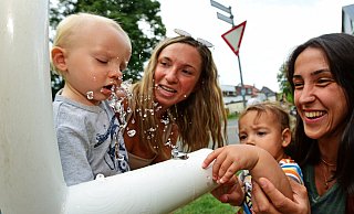 Leo, Julia Fuchs, Aljona und Katharina Eirich (von links) erfrischen sich am Wasserspender am Lemgoer Wall, neben der Leopold-Apotheke. - Nicole Ellerbrake