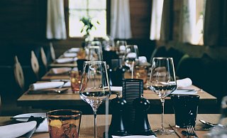 Bleiben reservierte Tische im Restaurant plötzlich leer, können diese oft kurzfristig nicht mehr besetzt werden. Für die Gastronomen bedeutet das horrende Verluste. - Symbolbild: Pixabay