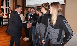 Carsten Lemm vom Sportverband Detmold gratuliert den erfolgreichen Indiaca-Sportlern der CVJM SG Sylbach/Pivitsheide, die bei den Deutschen Meisterschaften auf dem Treppchen gelandet sind. - Stadt Detmold Carsten Lemm vom Sportverband Detmold gratuliert den erfolgreichen Indiaca-Sportlern der CVJM SG Sylbach/Pivitsheide, die bei den Deutschen Meisterschaften auf dem Treppchen gelandet sind. - Stadt Detmold
