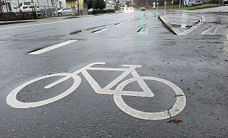Der Fahrradschutzstreifen an der Lageschen Straße wurde bereits durchgezogen. Bald könnte es weiter oben auf der Schloßstraße mit Maßnahmen weitergehen. - Freya Köhring Der Fahrradschutzstreifen an der Lageschen Straße wurde bereits durchgezogen. Bald könnte es weiter oben auf der Schloßstraße mit Maßnahmen weitergehen. - Freya Köhring