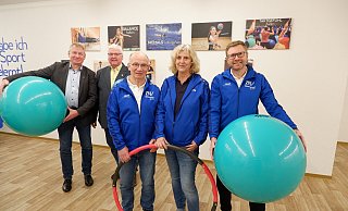 Die drei Preisträger Ulrich Müller (vorne, von links), Ricarda Kuhfuß und Carlo Eggers mit Bürgermeister Frank Meier (hinten links) und Heinrich Steinmeier, Vorsitzender des Gemeindesportverbands. - Lorraine Brinkmann Die drei Preisträger Ulrich Müller (vorne, von links), Ricarda Kuhfuß und Carlo Eggers mit Bürgermeister Frank Meier (hinten links) und Heinrich Steinmeier, Vorsitzender des Gemeindesportverbands. - Lorraine Brinkmann