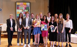 Auszeichnung für besonderes Engagement: Kim Sturhan, Tim Fatnev, Justin Schmidt, Charline Laustroer, Anne Mattke, Ariana Mobram, Michel Böger, Lucia Dück, Alba Susanna Lehmann, Johanna Zoë Hermann (ab 2.v. links) werden von Schulleiterin Daniela Faude (links) und ihrer Stellvertreterin Anja Vothknecht (rechts) geehrt. - Thomas Krügler Auszeichnung für besonderes Engagement: Kim Sturhan, Tim Fatnev, Justin Schmidt, Charline Laustroer, Anne Mattke, Ariana Mobram, Michel Böger, Lucia Dück, Alba Susanna Lehmann, Johanna Zoë Hermann (ab 2.v. links) werden von Schulleiterin Daniela Faude (links) und ihrer Stellvertreterin Anja Vothknecht (rechts) geehrt. - Thomas Krügler