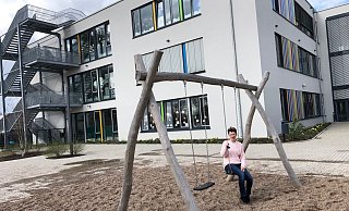 Leiterin Gudrun Laag auf einem Spielplatz auf dem Gelände der neuen Astrid-Lindgren-Schule. - Thomas Reineke