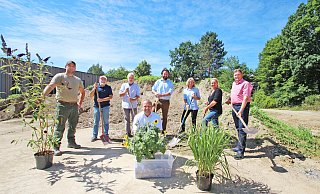 Baustart für den Klimapark am Hohenhauser Schulzentrum: Den Spaten schwingen (von links) Carsten Reineke (Juniorchef des gleichnamigen Kalletaler Gartenbaubetriebs), Kalletals SPD-Fraktionsvorsitzender Manfred Rehse, Jürgen Georgi (Grüne, Vorsitzender des Klimaschutz-Ausschusses), Sven Rainer Hoffmann (CDU, Vorsitzender des Bildungsausschusses), Bauamts-Mitarbeiterin Ute Seidemann, Bauamtsleiterin Ewa Hermann, Bundestagsabgeordneter Jürgen Berghahn (SPD) und Bürgermeister Mario Hecker (vorn). - Jens Rademacher
