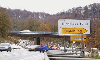 Die Tunnelstraße in Oerlinghausen ist für turnusgemäße Wartungs- und Prüfarbeiten gesperrt. Allerdings wurde die Umleitung schon früher in Kraft gesetzt, als vom Landesbetrieb Straßenbau eigentlich angeordnet. - Freitag TV Die Tunnelstraße in Oerlinghausen ist für turnusgemäße Wartungs- und Prüfarbeiten gesperrt. Allerdings wurde die Umleitung schon früher in Kraft gesetzt, als vom Landesbetrieb Straßenbau eigentlich angeordnet. - Freitag TV