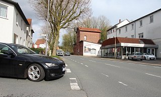 Wer aus der Kluskampstraße kommt und auf die B66 abbiegen will, muss besonders vorsichtig sein. Gerade Radfahrer hätten hier das Nachsehen, sagt ein Leser. Sie müssten bis auf die Fahrbahn treten, weil die Bäume die Sicht behindern würden. - Kyrill von Matuschka Wer aus der Kluskampstraße kommt und auf die B66 abbiegen will, muss besonders vorsichtig sein. Gerade Radfahrer hätten hier das Nachsehen, sagt ein Leser. Sie müssten bis auf die Fahrbahn treten, weil die Bäume die Sicht behindern würden. - Kyrill von Matuschka