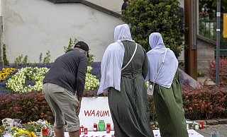 Nach der Messerattacke auf dem Solinger Stadtfest legen Menschen in der Nähe des Tatortes Blumen und Kerzen zum Gedenken der Opfer nieder. Unter den Trauernden sind auch Menschen muslimischen Glaubens. - picture alliance/dpa
