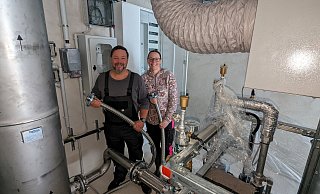 Die Mitarbeiter des Freibades Kalletal, Denise Högel und Markus Burmester freuen sich im neuen Betriebsgebäude des BHKW über die zusätzliche Technik, die jetzt zur Verfügung steht. - Gemeinde Kalletal