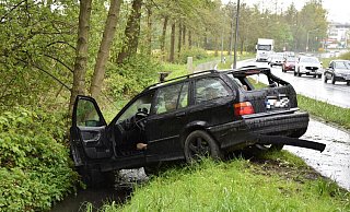 Der BMW kam aus bisher unbekannten Gründen von der Fahrbahn ab. - Jörn Fries Der BMW kam aus bisher unbekannten Gründen von der Fahrbahn ab. - Jörn Fries