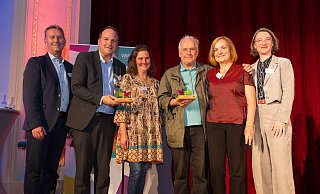 Ausgezeichnetes Engagement: Westfalen-Weser-Geschäftsführer Jürgen Noch, Blombergs Bürgermeister Christoph Dolle, Fürsprecherin Andrea Plath, Preisträger Josef Spiegel und Sigrun Brunsiek sowie Jurymitglied Dr. Jana Duda, Leiterin OWL Kulturbüro (von links). - Foto 2023 von www.ChristianSchwier.de Ausgezeichnetes Engagement: Westfalen-Weser-Geschäftsführer Jürgen Noch, Blombergs Bürgermeister Christoph Dolle, Fürsprecherin Andrea Plath, Preisträger Josef Spiegel und Sigrun Brunsiek sowie Jurymitglied Dr. Jana Duda, Leiterin OWL Kulturbüro (von links). - Foto 2023 von www.ChristianSchwier.de