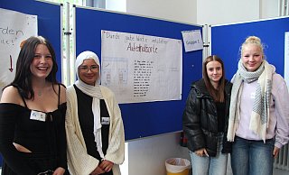 Die Schülerinnen Pia Brunton (von links), Maryam Arabzade, Sara Führing und Marlene Sendler wünschen sich mehr Sitzgelegenheiten in der Stadt, wo sich Jugendliche aufhalten können - zum Beispiel in Form eines Stegs an den Försterteichen. - Nadine Uphoff