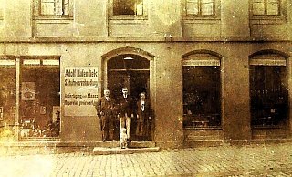 Der Ursprung von Gustav Hufendieks Bekleidungsfirma lag in den Räumen seiner väterlicher Schuhmacherwerkstatt, Hauptstraße 53 gegenüber der Alexanderkirche. Später war hier das Fotostudio Schuhmacher angesiedelt. Im Bild Vater Adolf Hufendiek, Sohn Gustav, Mutter Karoline und ihr Hund. Repro: Horst Biere/Quelle: Archiv Höltke - Repro: Horst Biere / Quelle; Archiv Höltke