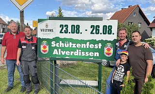 Vorsitzender Willi Düwel (von links), Major Stefan Grote, Fabian Rosenbrock und Sven Logermann (zweiter Vorsitzender, mit Sohn Julian) freuen sich auf das große Festwochenende. - Schützenverein Alverdissen