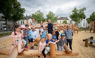 Der Spielplatz ist eingeweiht - das Bild zeigt Kindern mit Vertretern der Stadt, darunter Fachbereichsleiter Martin Kölczer (links) und Technischer Beigeordneter Thomas Lammering (Mitte). - Torben Gocke Der Spielplatz ist eingeweiht - das Bild zeigt Kindern mit Vertretern der Stadt, darunter Fachbereichsleiter Martin Kölczer (links) und Technischer Beigeordneter Thomas Lammering (Mitte). - Torben Gocke