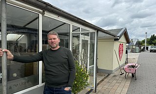 Frank Schröder vor dem Blumenladen, der seit Ende Juni geschlossen ist. - Sandra Castrup