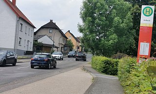 Hier fahren rund 4.500 Fahrzeuge täglich und nach Öffnung der Umgehungsstraße Barntrup vermutlich noch "mehrere Tausend" weitere KFZ: die Detmolder Straße in Selbeck. - Sylvia Frevert