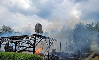 Vier Wohnwagen mit Anbauten haben in Vollbrand gestanden. - Freiwillige Feuerwehr Lügde Vier Wohnwagen mit Anbauten haben in Vollbrand gestanden. - Freiwillige Feuerwehr Lügde