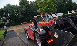 Die Feuerwehr ist mit schwerem Gerät in Klüt im Einsatz. - Freitag TV Die Feuerwehr ist mit schwerem Gerät in Klüt im Einsatz. - Freitag TV