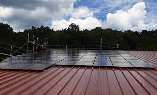 Auf dem Dach der Kläranlage in Glashütte ist bereits eine Photovoltaikanlage installiert. Doch das ist ausbaufähig, sagt Klimaschutzmanager Maximilian Menke. - Stadt Schieder-Schwalenberg