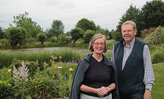 Marie-Luise und Hans-Jochen Asemissen haben ihren Garten in den vergangenen Jahren in ein kleines bl&uuml;hendes Paradies mit Teich, Obstb&auml;umen, vielen Rosen, Stauden und Wildblumen verwandelt. Auf 3 Hektar gibt es unterschiedliche Bereiche in den sch&ouml;nsten Farben. - Carolin Brokmann-F&ouml;rster