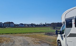 Das Areal zwischen dem Wohngebiet und dem Schiedersee soll zum Wohnmobilstellplatz ausgebaut werden. Als Puffer und Geräuschschutz soll entlang der Straße ein parkartiger Grüngürtel entstehen. - Marianne Schwarzer