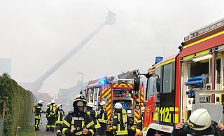 Die Freiwillige Feuerwehr Barntrup bei einem Löscheinsatz: Um diese Einsätze zu koordinieren, benötigt der Führungsdienst der Wehr ein neues Kommandofahrzeug. Dieses ist der Politik jedoch zu teuer. Es gilt nun, günstigere Angebote einzuholen. - Sylvia Frevert