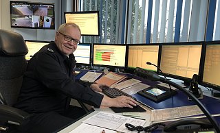 Feuerwehrchef Klaus Wegener scheidet Anfang Februar aus seinem Amt aus. Das Bild zeigt ihn in der Leitstelle der Feuerwehr an der Orpingstraße. - Till Brand