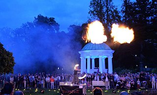 Nacht der 10.000 Kerzen. Die Feuershow der Gruppe "Feuerflut" ist eine besondere Attraktion. - Thomas Krügler Nacht der 10.000 Kerzen. Die Feuershow der Gruppe "Feuerflut" ist eine besondere Attraktion. - Thomas Krügler